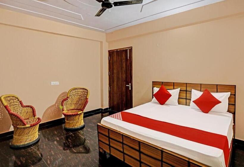 Classic Kolmen Hengen Huone, Oyo Flagship Noida