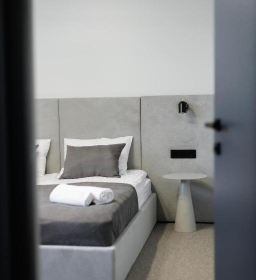 חדר משפחתי, Villa Grey