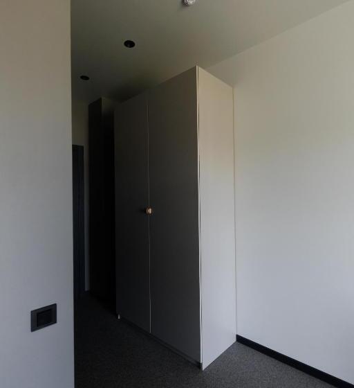 חדר משפחתי, Villa Grey