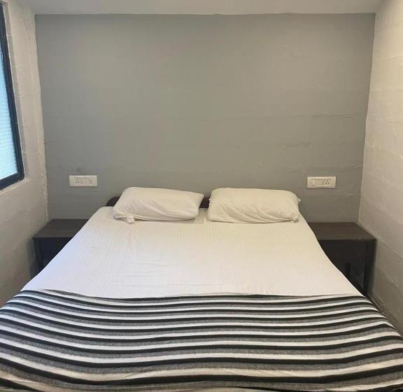 Camera Deluxe, 12 Monks Hostel