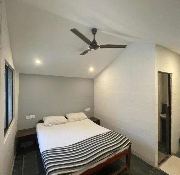 Camera Deluxe, 12 Monks Hostel