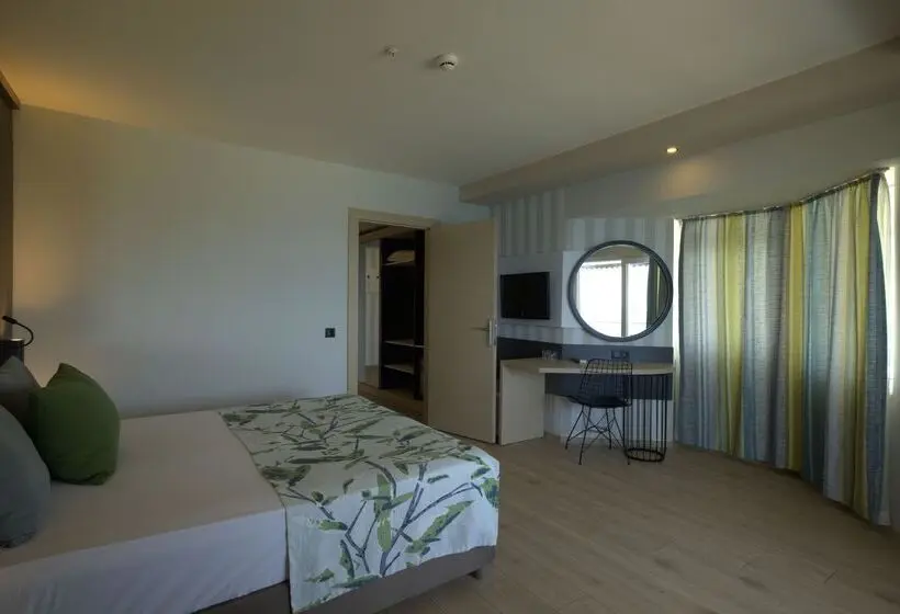 Perhehuone, Eos Beach Resort