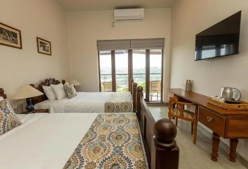 Deluxe room with river view, Edgar Mansion Kandy