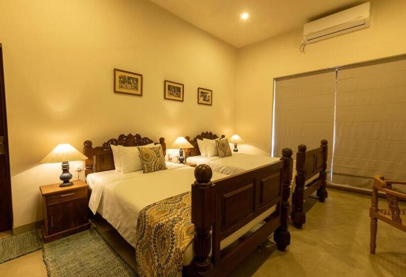 Deluxe room with river view, Edgar Mansion Kandy