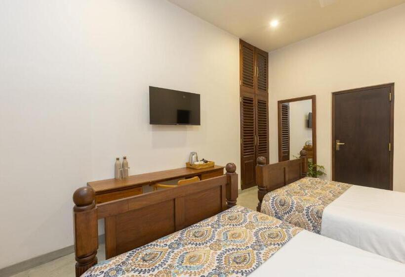 Deluxe room with river view, Edgar Mansion Kandy