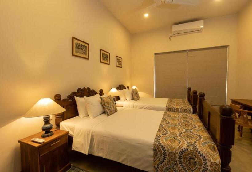 Deluxe room with river view, Edgar Mansion Kandy