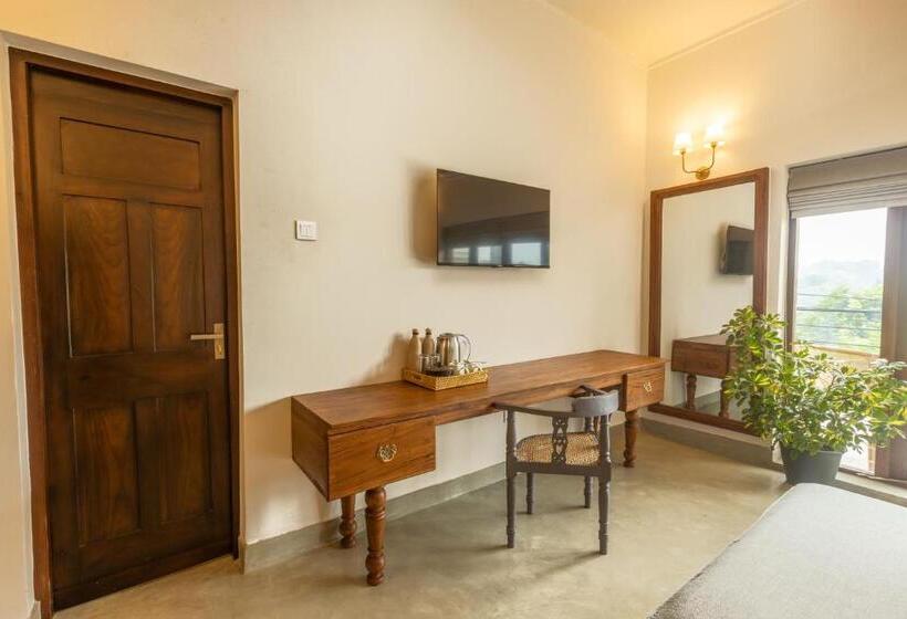 Deluxe room with river view, Edgar Mansion Kandy