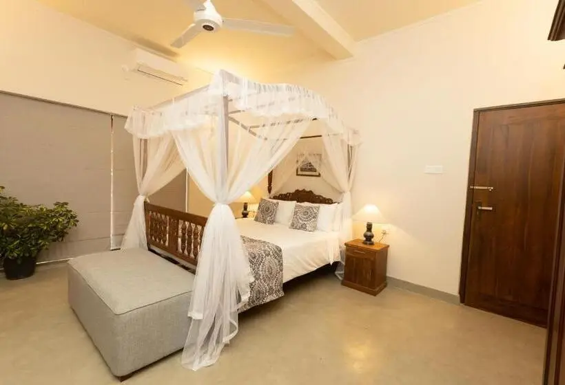 Deluxe room with river view, Edgar Mansion Kandy