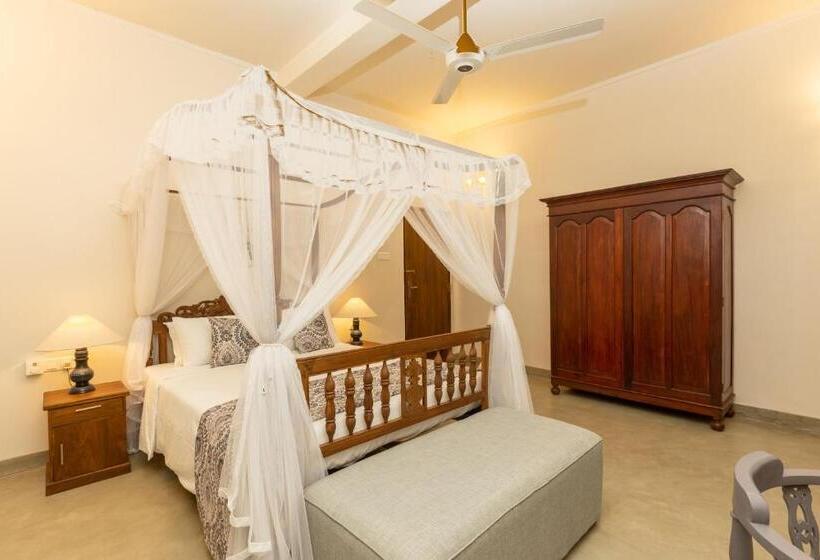 Deluxe room with river view, Edgar Mansion Kandy