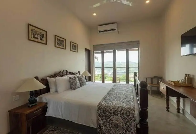 Deluxe room with river view, Edgar Mansion Kandy