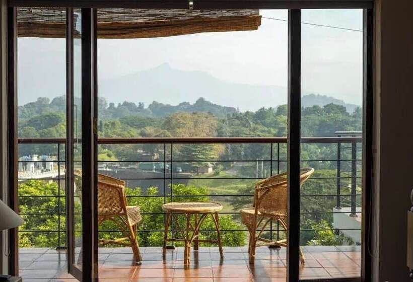 Deluxe room with river view, Edgar Mansion Kandy