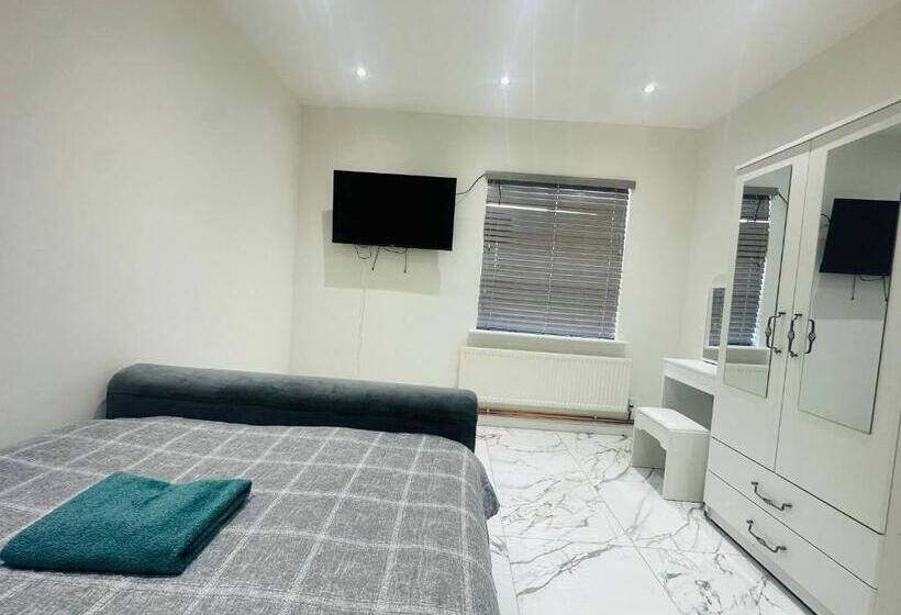 شقة غرفتين, Knightsbridge Court