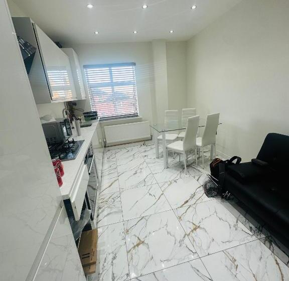 Апартаменты 2 Спальни, Knightsbridge Court