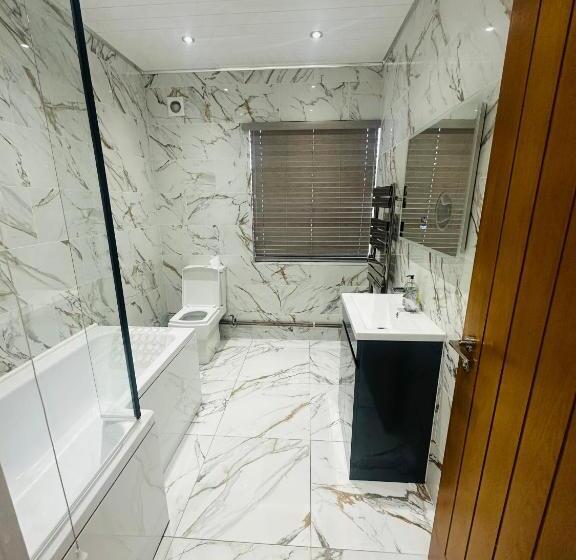 شقة غرفتين, Knightsbridge Court