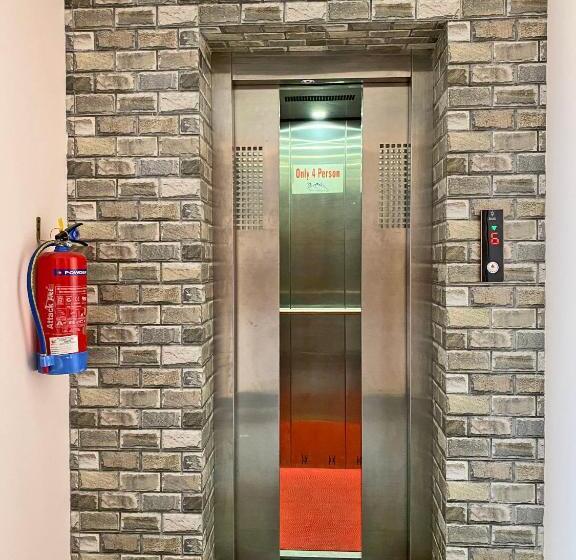 اتاق لوکس, White Rabbit