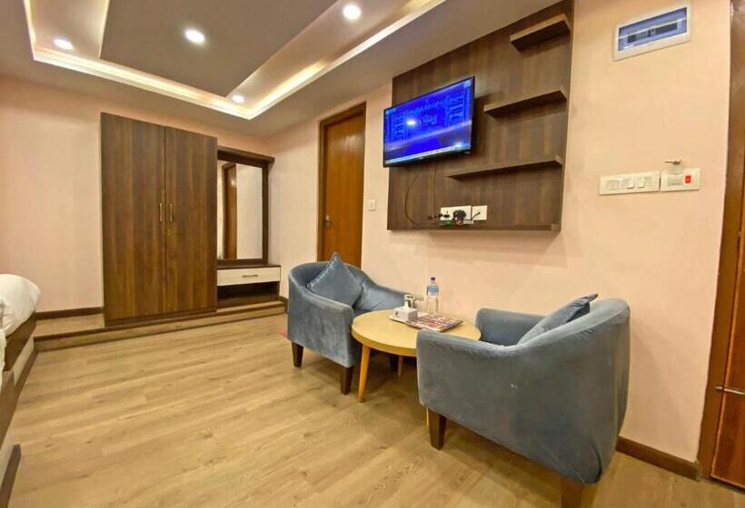 اتاق لوکس سه تخته, White Rabbit