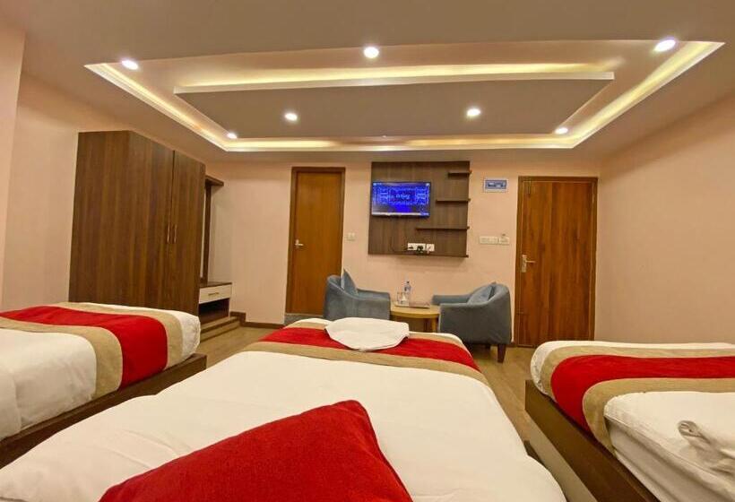 اتاق لوکس سه تخته, White Rabbit