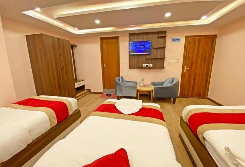 اتاق لوکس سه تخته, White Rabbit