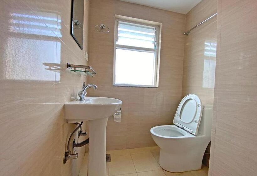 اتاق لوکس سه تخته, White Rabbit