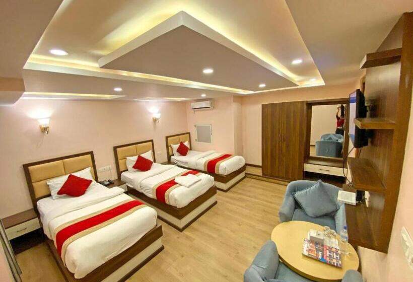 اتاق لوکس سه تخته, White Rabbit