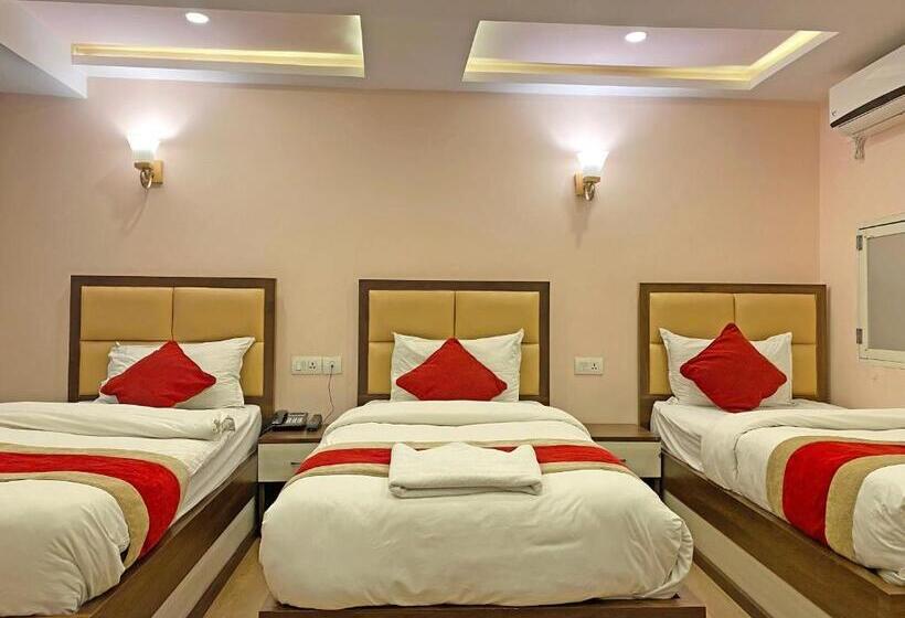 اتاق لوکس سه تخته, White Rabbit