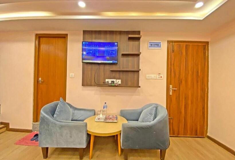 اتاق لوکس سه تخته, White Rabbit