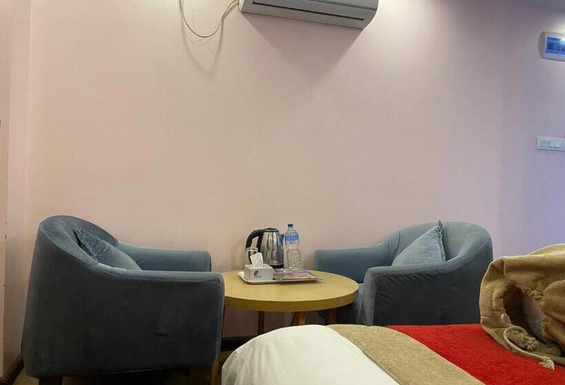 اتاق لوکس چهار تخته, White Rabbit