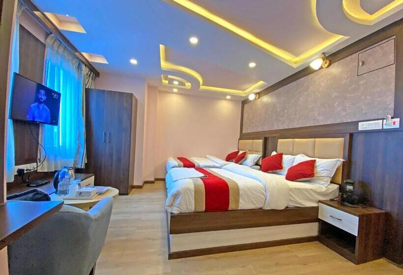 اتاق لوکس چهار تخته, White Rabbit