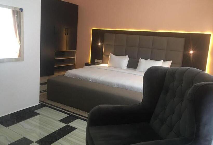 اتاق اکونومی, Wizy Hyatt