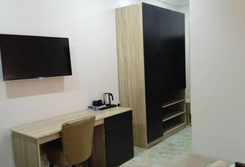 اتاق اکونومی, Wizy Hyatt