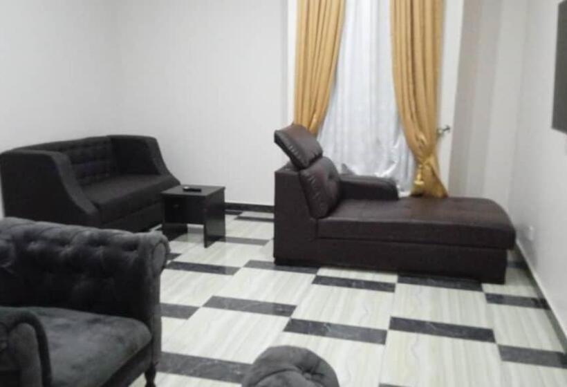 اتاق اکونومی, Wizy Hyatt