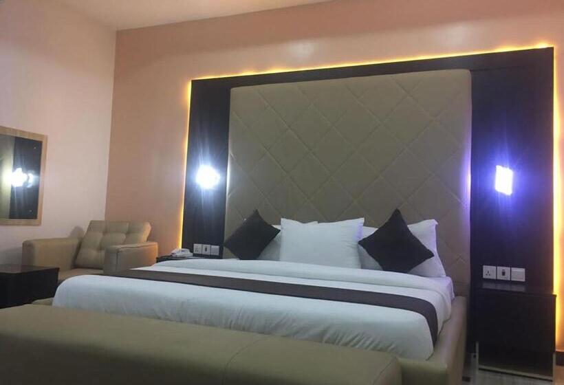 اتاق اکونومی, Wizy Hyatt