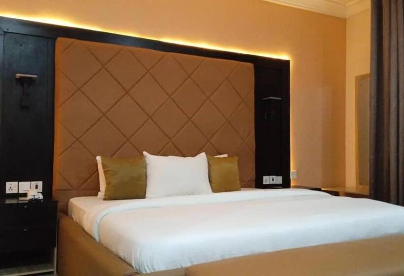 اتاق اکونومی, Wizy Hyatt