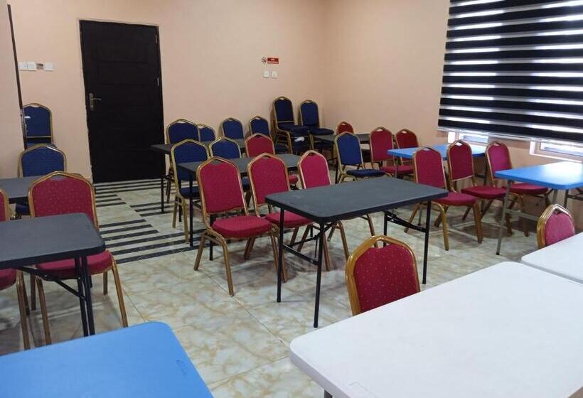 استودیوی لوکس, Wizy Hyatt