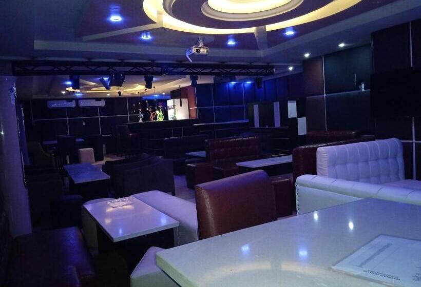 استودیوی استاندارد, Wizy Hyatt