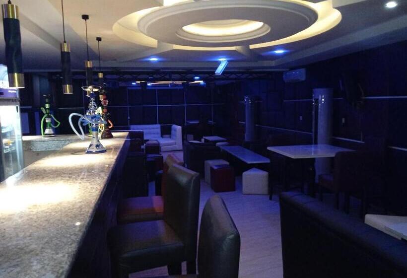 استودیوی استاندارد, Wizy Hyatt