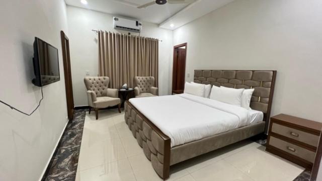 اتاق لوکس خانوادگی, Grand Royal
