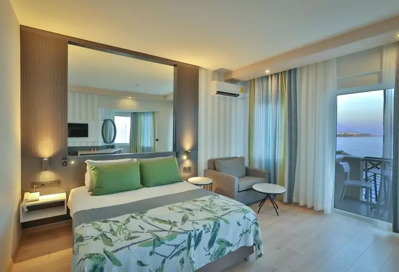 Perhehuone, Eos Beach Resort