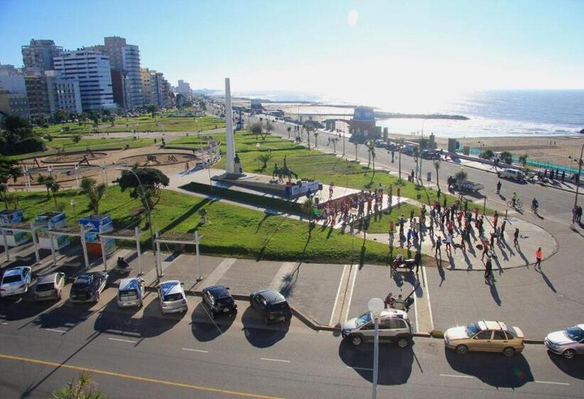 غرفة قياسية ثلاثية, Atlántico Suites