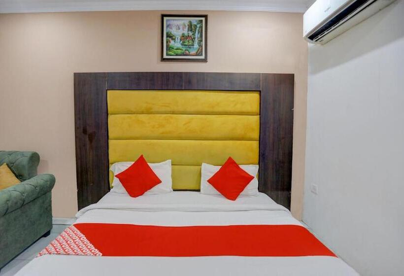 חדר קלאסי לשלושה, Oyo Flagship The Castle