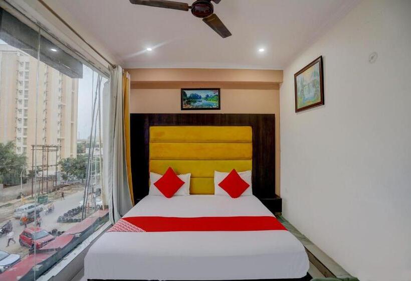 חדר קלאסי לשלושה, Oyo Flagship The Castle