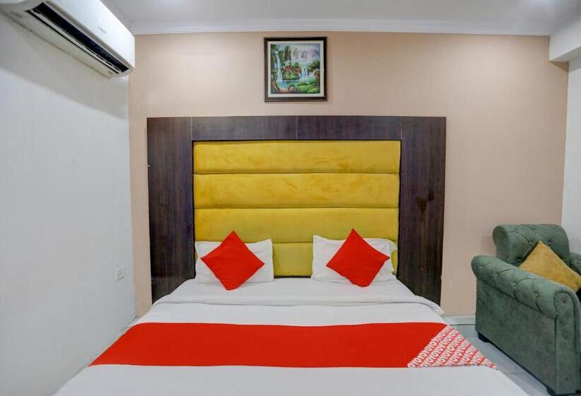 חדר קלאסי לשלושה, Oyo Flagship The Castle