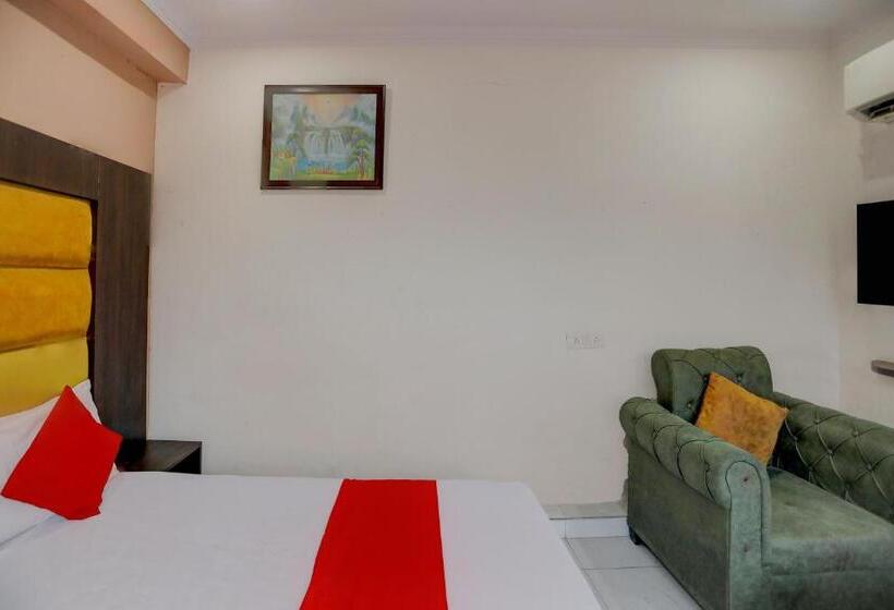 חדר קלאסי לשלושה, Oyo Flagship The Castle