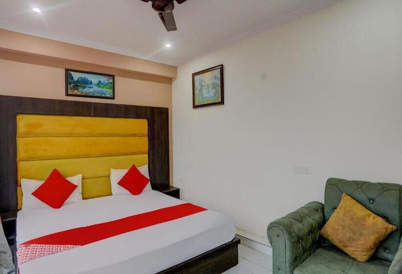 חדר קלאסי לשלושה, Oyo Flagship The Castle