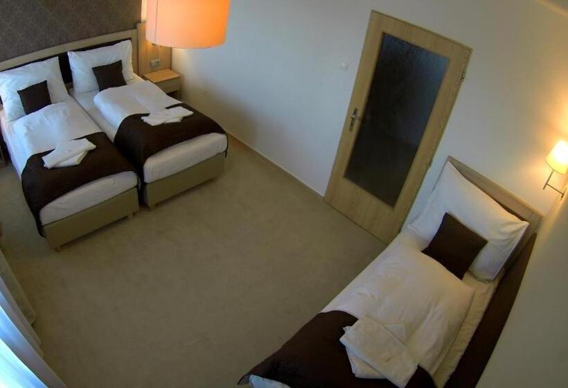 Quarto Triplo Estandar, Pod Vlekem