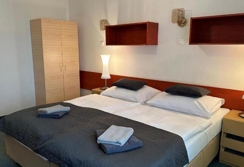 Quarto Economy, Pod Vlekem