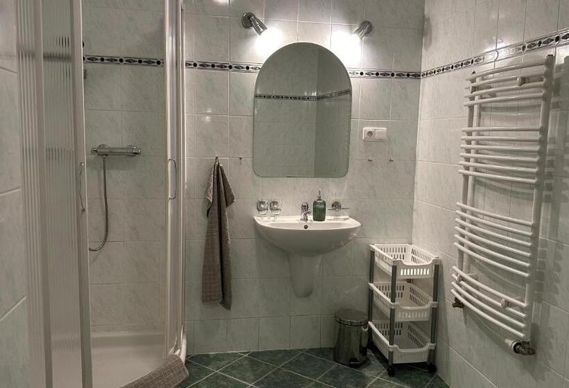 Quarto Familiar, Pod Vlekem