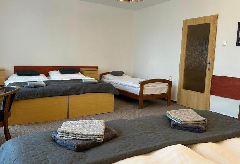 Quarto Familiar, Pod Vlekem