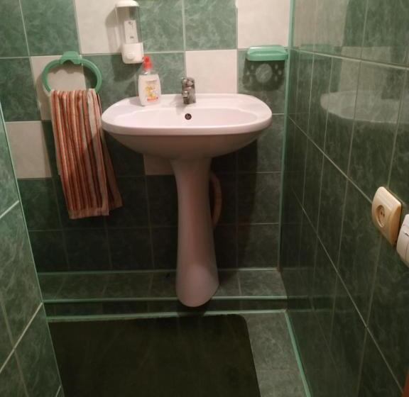 اتاق ساده سه‌ نفره, зима літо