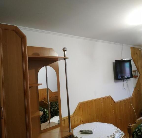 اتاق ساده سه‌ نفره, зима літо